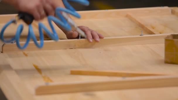 Assemblage manuel de meubles. Les hommes assemblent des meubles en bois — Video