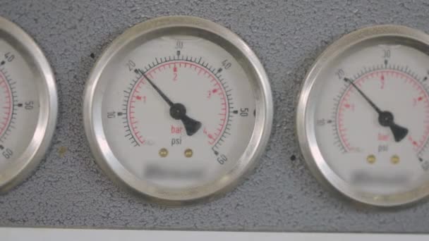 工場内の圧力計、産業用圧力計上の矢印の動き。産業用圧力計 — ストック動画