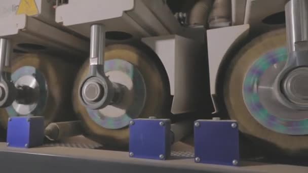 컨베이어 라인에서 목재 공백을 처리 합니다. 현대 생산에 있어서 의 자동 생산 라인 — 비디오
