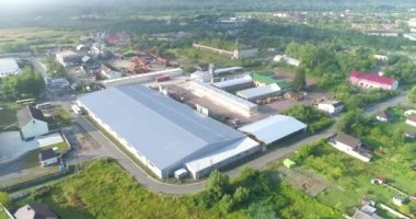 Yeni bir modern mobilya fabrikasının üzerinde bir uçuş. Mobilya fabrikasının üst manzarası. Modern fabrika üst görünümü.