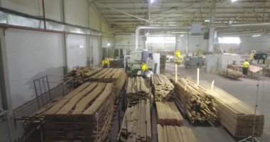 Mobilya tahtaları için atölye çalışması. İnsanlar dükkanda çalışıyor. Endüstriyel iç mekan. Mobilya üretim atölyesi