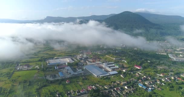 Une plante dans une belle région montagneuse. Grande usine de meubles sur fond de montagnes, vue aérienne. Une usine de meubles moderne dans un cadre pittoresque. — Video