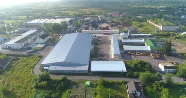 Grote houtbewerkingsfabriek bovenaanzicht. Een vlucht over een houtbewerkingsfabriek. Algemeen plan van een moderne meubelfabriek — Stockvideo