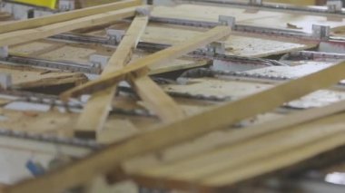 Mobilya üretim süreci. Mobilya fabrikasında otomatik taşıma bandı. Mobilya fabrikasında otomatikleştirilmiş üretim hattı.