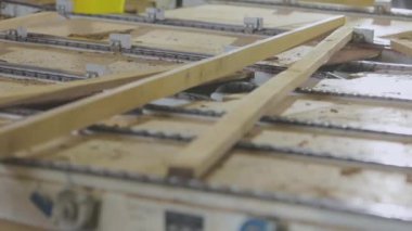 Mobilya fabrikasında çalışma süreci. Mobilya tahtası oluşturma süreci. Otomatik üretim hattı