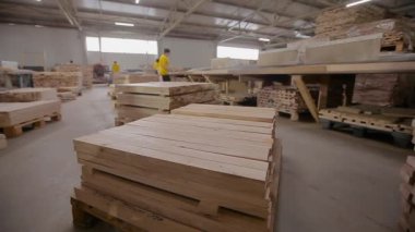 Kare işlemeli ahşap parmaklıklar için depo. Mobilya tahtaları oluşturmak için parmaklıkların hazırlanması. Bir sürü odun bir araya toplanmış.