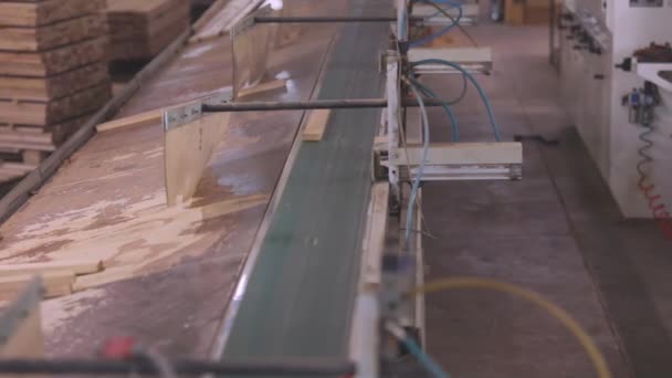 Moderne geautomatiseerde lijn in de meubelindustrie. Automatiseringslijn voor de productie van meubelplaten. Moderne meubelfabriek — Stockvideo