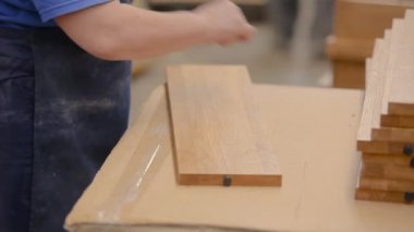 Ahşap zımparalama. Bir işçi mobilya fabrikasında ahşap bir parça zımparalıyor. Mobilya üretim süreci