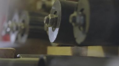 Otomatik ahşap testeresi. Otomatik bir makine bir tahta parçasını testereyle keser. Mobilya üretiminde otomatik hat