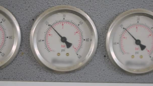 Medidor de pressão industrial. Medidor de pressão em uma fábrica, movimento de seta em um medidor de pressão industrial. — Vídeo de Stock
