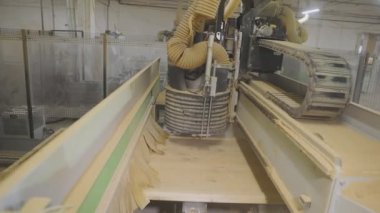 CNC marangozluk makinesi. Tahta değirmeni. Modern endüstriyel ekipman. Otomatik ahşap oyma