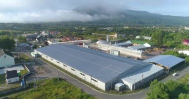 Ekolojik olarak temiz bir bölgede büyük bir fabrika. Büyük fabrika manzarası. Taşra insansız hava aracı görünümlü modern bir bitki..
