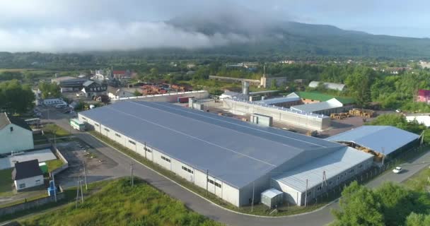 Große Fabrik in einer ökologisch sauberen Region. Große Fabrik von oben. Eine moderne Anlage in ländlicher Drohnensicht. — Stockvideo