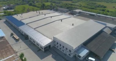 Büyük fabrika manzarası. Kırsal alan insansız hava aracı manzaralı modern bir bitki. Ekolojik olarak temiz bir bölgede büyük bir fabrika