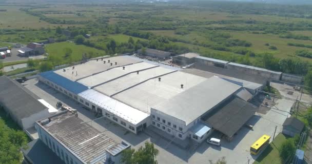 Un volo su una nuova fabbrica di mobili moderni. Mobili fabbrica vista dall'alto. Vista dall'alto della fabbrica moderna. — Video Stock