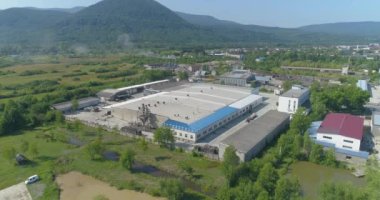 Büyük fabrika manzarası. Kırsal alan insansız hava aracı manzaralı modern bir bitki. Ekolojik olarak temiz bir bölgede büyük bir fabrika