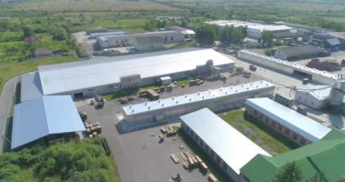 Büyük marangoz fabrikası manzarası. Bir marangoz fabrikasının üzerinde bir uçuş. Modern mobilya fabrikasının genel planı