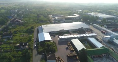 Büyük marangoz fabrikası manzarası. Bir marangoz fabrikasının üzerinde bir uçuş. Modern mobilya fabrikasının genel planı