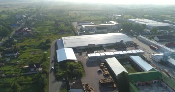 Grande fábrica de madeira vista superior. Um voo sobre uma fábrica de madeira. Plano geral de uma fábrica de móveis moderna — Vídeo de Stock