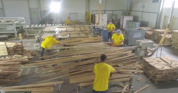 İnsanlar dükkanda çalışıyor. Mobilya tahtaları için atölye çalışması. Endüstriyel iç mekan. Mobilya üretim atölyesi — Stok video