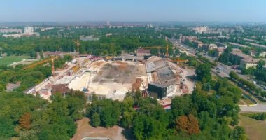 Yeni stadyum manzarasının inşaat sahası. Yukarıdan yeni bir modern stadyum inşa ediliyor. Bir spor kompleksinin inşası.