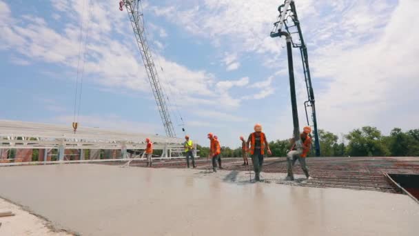 Stahlbeton. Arbeiter stellen im Zeitraffer eine Stahlbetonkonstruktion her. Beton für eine Metallkonstruktion gießen — Stockvideo