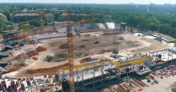 Építési telek az új stadion tetejére. Új, modern stadion építése felülről. Sportkomplexum építése. — Stock videók