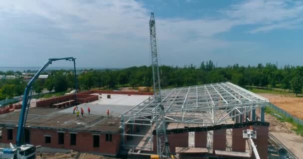 Vista aérea del sitio de construcción. Construcción de una nueva piscina. Construcción de un marco metálico para el futuro edificio — Vídeo de stock
