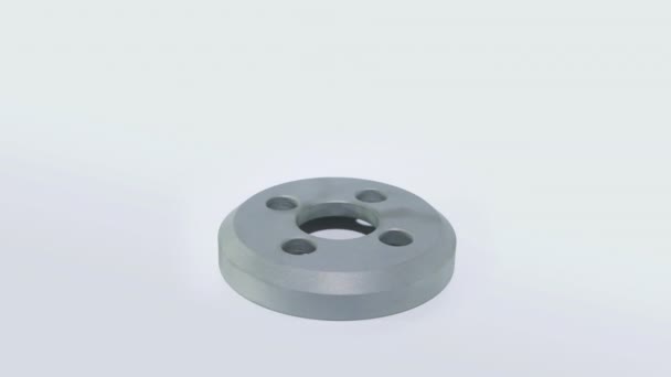 La arandela de acero gira sobre un fondo blanco. disco de hierro aislado — Vídeo de stock