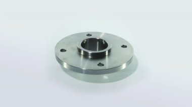 Çelik merkez beyaz arka planda dönüyor. Demir göbek izole edildi