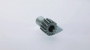 Beyaz arka planda vitesli donanım. Beyaz arkaplanda dişli metal detayı izole edildi