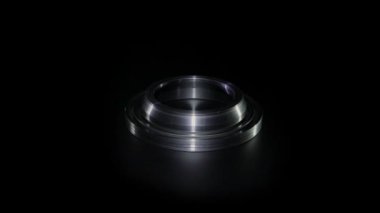 Çelik merkez siyah bir arkaplanda dönüyor. Demir göbek izole edildi