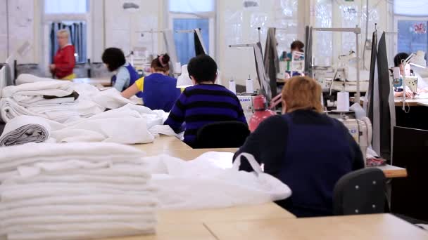 Costureras en una fábrica de ropa. Flujo de trabajo en una fábrica textil. Moderno taller de costura. Dentro de una fábrica textil — Vídeo de stock