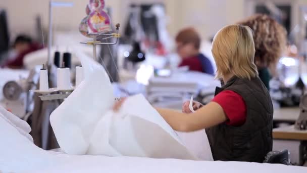 Bir kadın elbise fabrikasında çalışıyor. Fabrikada tekstil yapıyorum. — Stok video