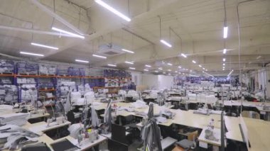 Fabrika atölyesinin ışıklarını kapatıyorum. Videonun sonu için çerçeve. Fabrikada iş gününün sonunda..