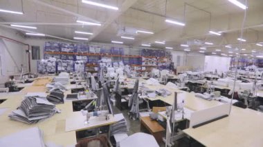 Büyük bir giysi fabrikasının ışıklarını söndürmek. Günün sonunda bir giyim fabrikasının atölyesinde. Fabrikada iş gününün sonunda. Bir giysi fabrikasında iş gününün sonu.