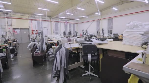 Ένα άδειο εργαστήριο ραπτικής. Πανόραμα ενός μεγάλου εργαστηρίου ραπτικής. Μεγάλη παραγωγή ραπτικής — Αρχείο Βίντεο