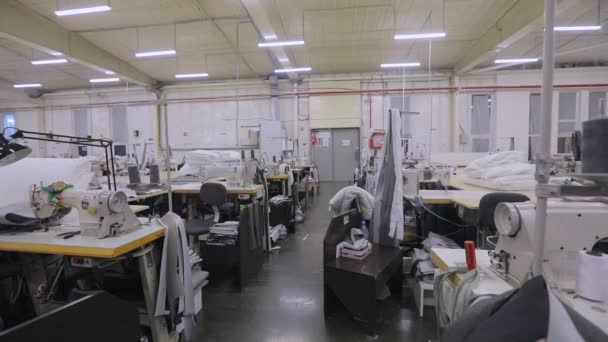Современная швейная мастерская без людей. Пустой швейный цех. Швейный цех без рабочих. — стоковое видео