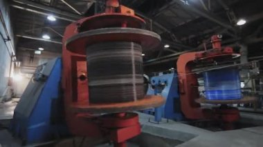 Endüstriyel iç mekan. Kablo atölyesinin içinde, modern bir kablo fabrikası. Kablo bükme makinesi,