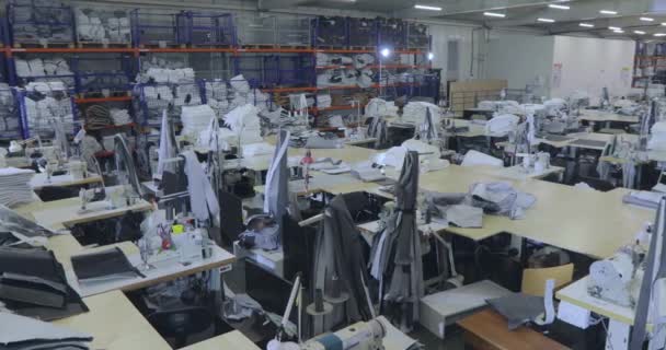 Ένα άδειο εργαστήριο ραπτικής. Πανόραμα ενός μεγάλου εργαστηρίου ραπτικής. Μεγάλη παραγωγή ραπτικής — Αρχείο Βίντεο