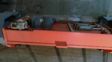 Kablo üretim süreci. Parçalanmış kabloyu birleştirin. Fabrikadaki kablo üretimi için modern ekipman.