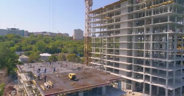 Costruzione di un edificio residenziale. Costruzione di appartamenti. Processo di costruzione di un edificio residenziale vista aerea. — Video Stock
