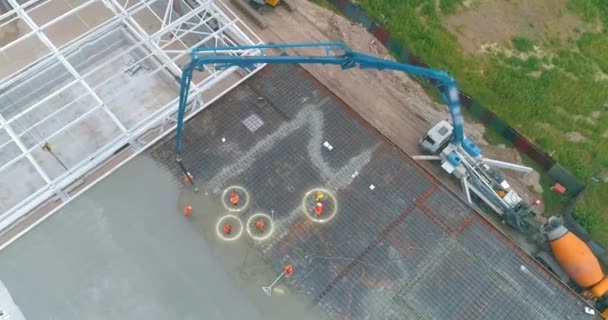 Οπτικοποίηση των σύγχρονων τεχνολογιών στο εργοτάξιο άποψη από το drone. Κατασκευή χώρου με infographic από τον αέρα. εργαζόμενοι ρίχνουν τσιμέντο στο πάτωμα του κτιρίου. — Αρχείο Βίντεο