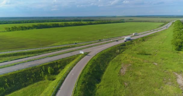 Дорога з автомобілями зверху. Шосе за містом, поля на краях дороги — стокове відео