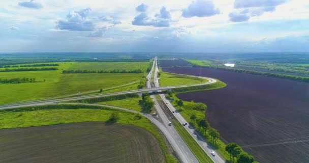 Velká silnice s auty top view za pěkného počasí. Auta jezdí po dálnici za městem. Přepravní výměna na dálnici. — Stock video