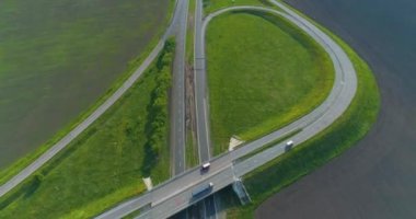 Yol manzarası boyunca giden arabalar. Modern otoban manzaralı. Modern bir otoyol boyunca arabalar sürüyor..