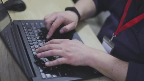 Las manos masculinas están escribiendo texto en el primer plano del teclado del ordenador portátil. El hombre está escribiendo en el teclado del portátil. — Vídeo de stock