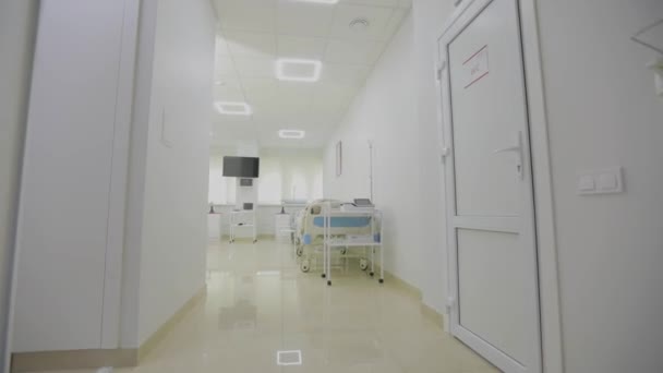 Innenraum der Krankenstation. Neues modernes Zimmer im Krankenhaus. Helle neue Station in moderner Klinik — Stockvideo