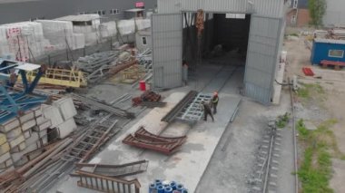 Metal yapıların montajı için bir fabrika. Metal yapılar montajı için atölyenin üzerinden uçuyor. Endüstriyel dış görünüş. Üst görünümü yerleştir