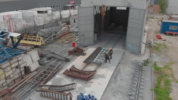 Fabriek voor de montage van metalen constructies. Vliegen over de werkplaats voor de montage van metalen constructies. Industriële buitenkant. Plantenbovenaanzicht — Stockvideo